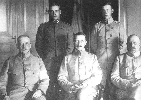 För aktivisterna var Gustav Mannerheim, trots att hans yrkeskunskap var av central för utgången i inrikeskriget, (i mitten) länge “ryssofficern”.
 Våren 1919 inledde de ändå samarbete med honom. Mannerheim omges här av stabschefen, generalmajor C. G. Theslöf och generalmajor Hannes Ignatius. Bild ur boken. Foto: Bild ur boken