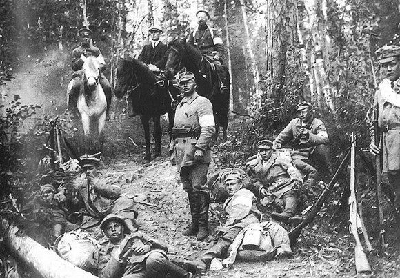Åren
 1918 – 1921 gjordes frivilligexpeditioner från Finland där man angrep Vitahavskarelen (Viena) och Aunus. Expeditionerna blev också en del av de allierades intervention i ryska inbördeskriget. Bilden är från angreppet
 mot Vitahavskarelen sommaren 1918, till häst författaren Ilmari Kianto. Bild ur boken. Foto: Bild ur boken